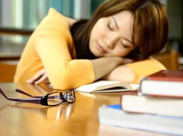 长期趴在桌上午睡危害身体 长期趴在桌上午睡危害身体